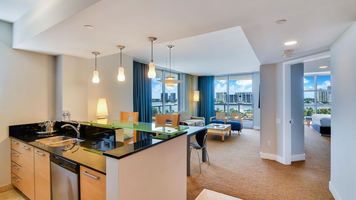 Deluxe One Bedroom Bayfront Suite Hotel Rooms in Miami, FL Marenas