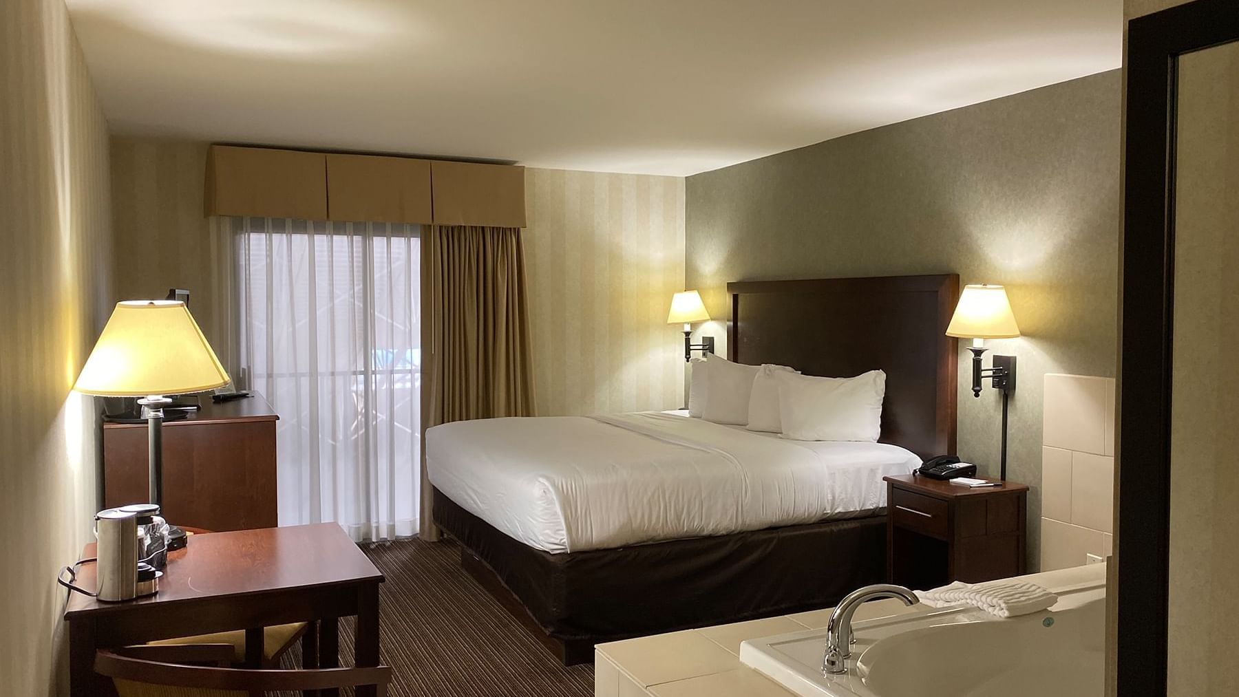 Atrium Side King Whirlpool Room - The Atrium Hotel on Third, image size:1800x1013