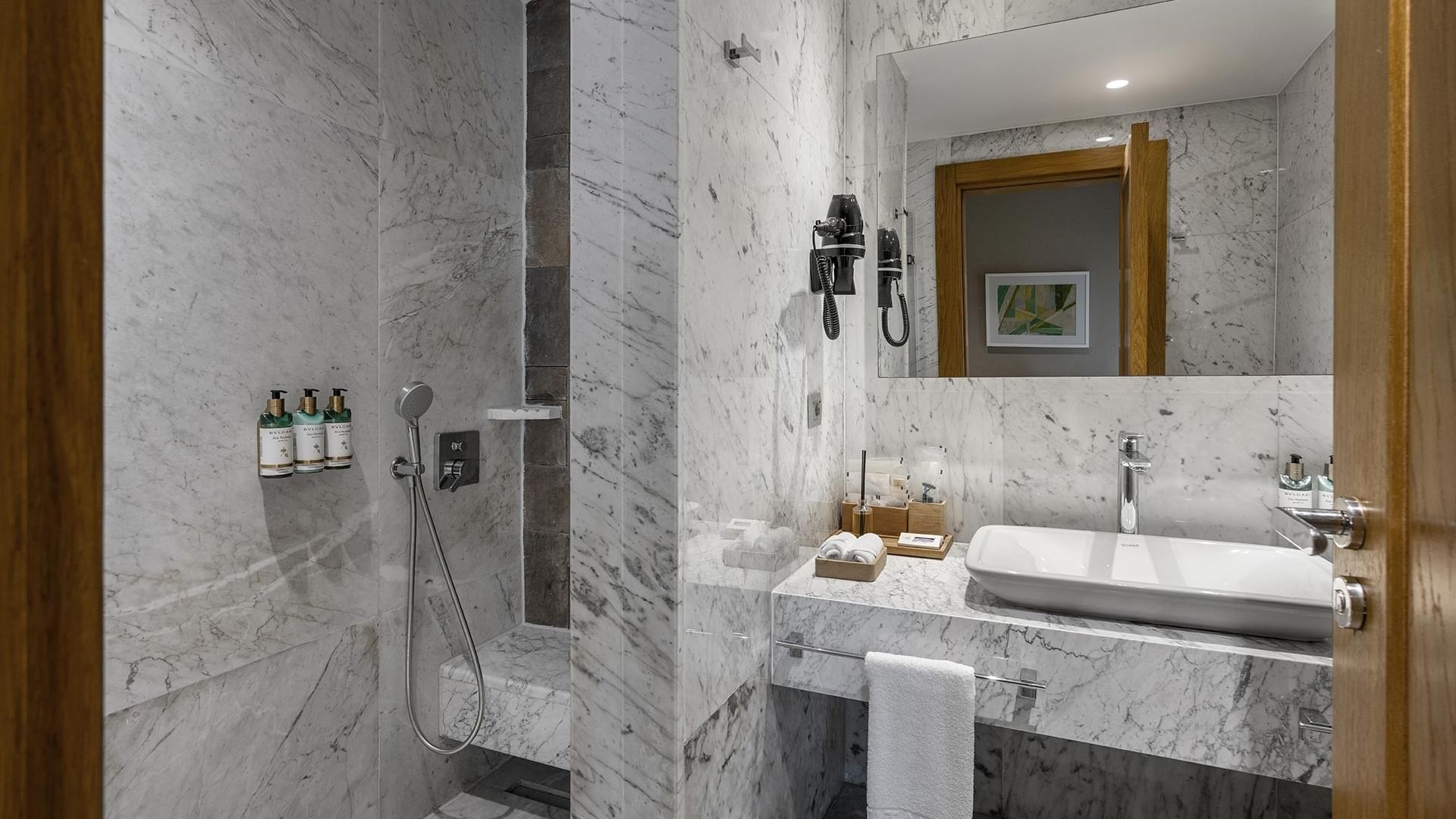 Titanic Luxury Collection Bodrum’daki Exclusive Villa’nın mermer kaplı ve şık donanımlı banyo iç mekanı.