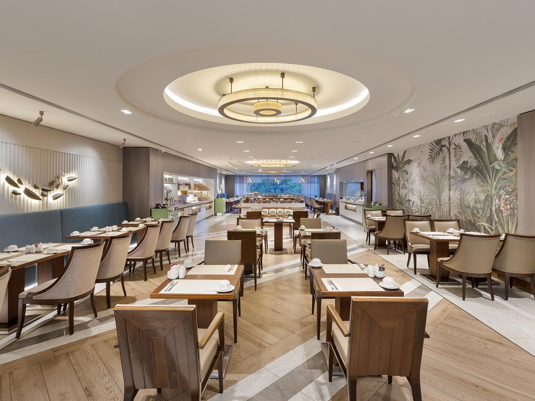 Tropikal dokunuşlarla şıklık bir arada… Alesta Restaurant’ta ahşap detaylar, zarif ışıklar ve göz alıcı duvar tasarımıyla Titanic Port Bakırköy’de unutulmaz bir yemek deneyimi sizi bekliyor!