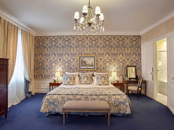 Bedroom arranged in a suite at Westminster Warwick Paris