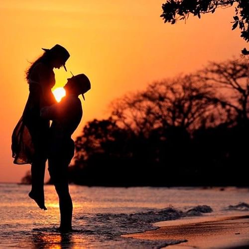 Pareja disfrutando del atardecer en el Hotel Isla del Encanto