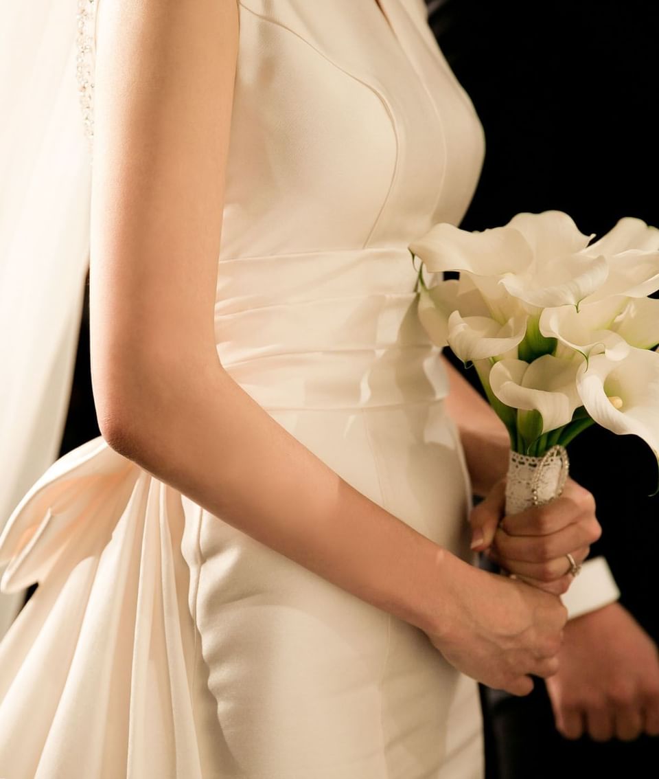 Close-up of a bride holding a bouquet of flowers in the ceremony held at Starling Hotel Lausanne