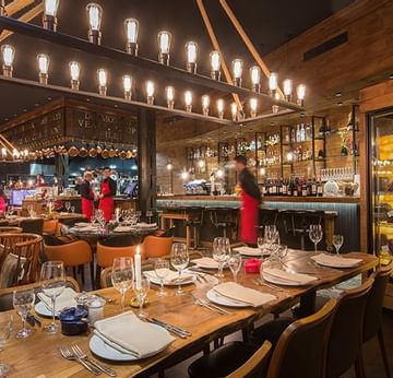 Partner Restaurants in Berlin with elegant interiors and set tables at Titanic Comfort Mitte