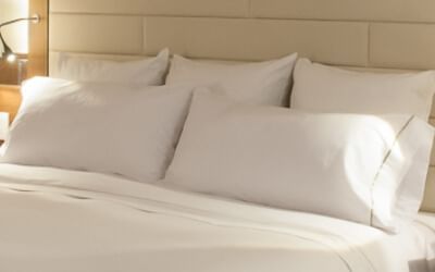 Primer plano de almohadas en la cama en Live Aqua Urban Resort México