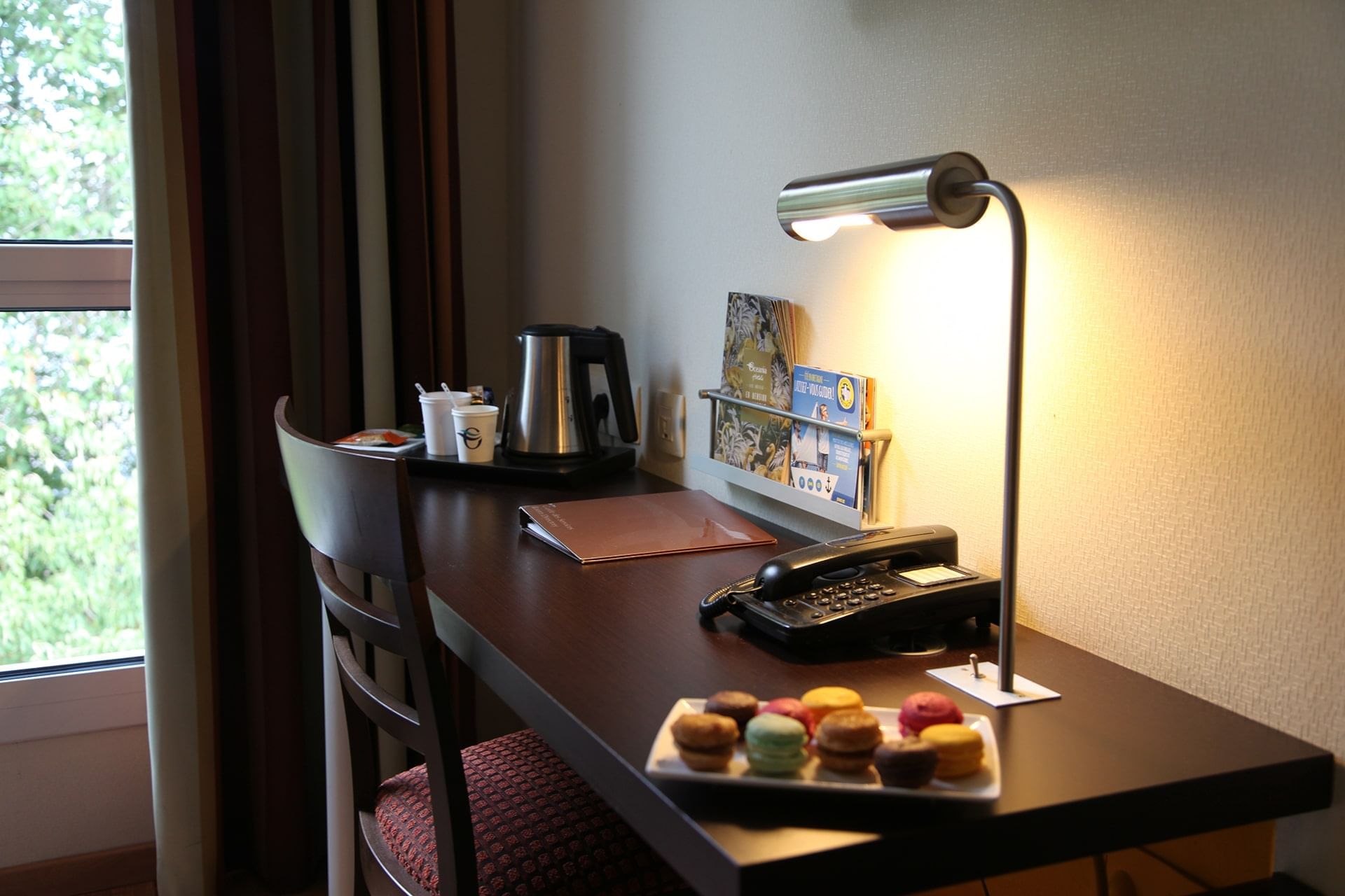 Macarons sur un bureau de chambre à l'Escale Oceania Rennes
