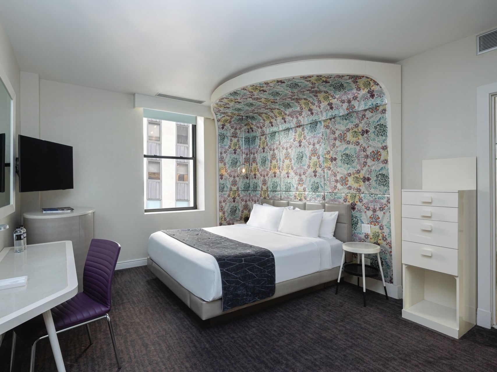 Bedroom of Silver King with a king bed at Dream Midtown NYC
