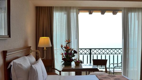 Vista al balcón en habitación familiar en FA Hotels & Resorts