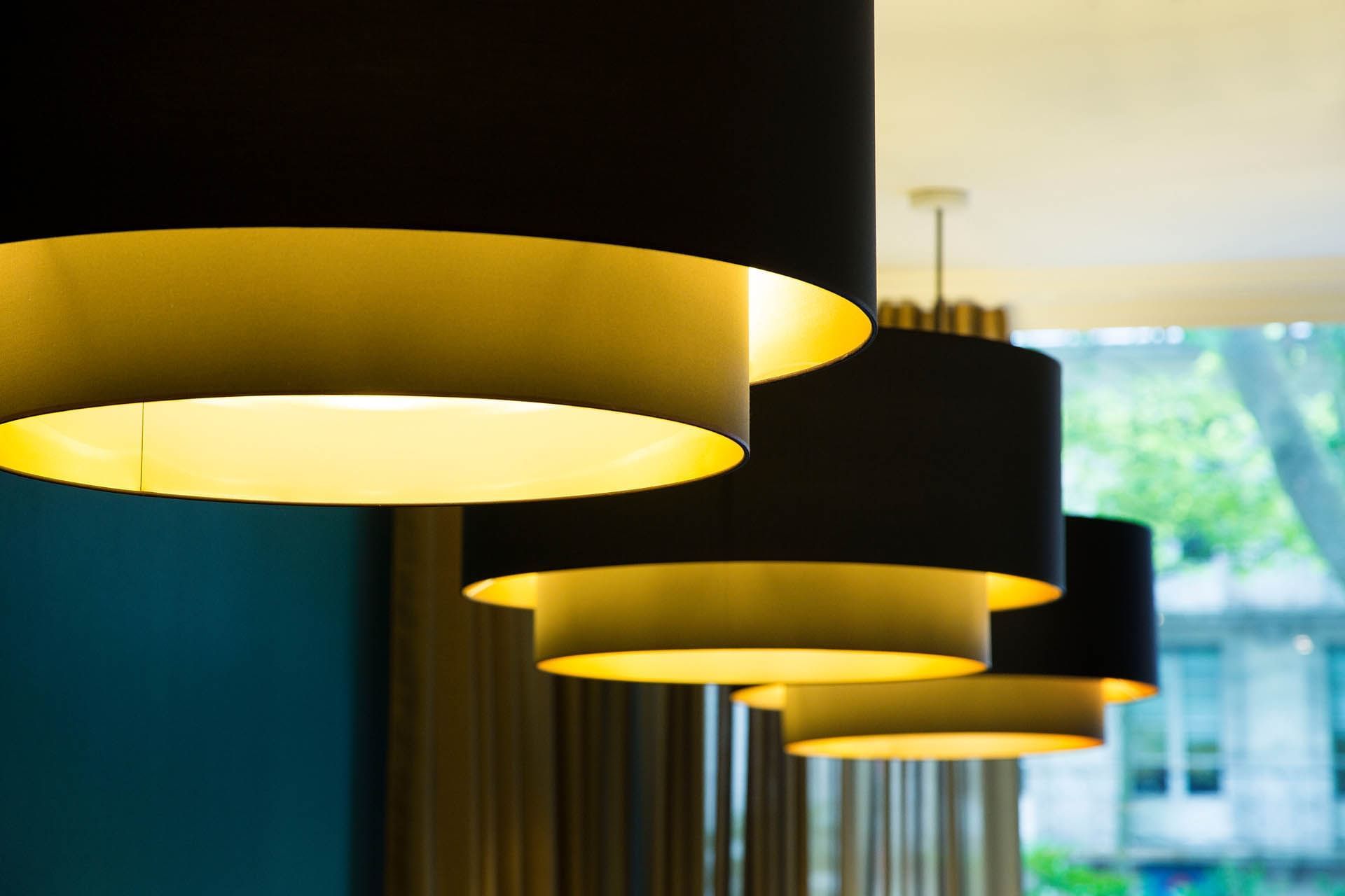 Lumières au plafond à La Touraine à Oceania L'Univers Tours