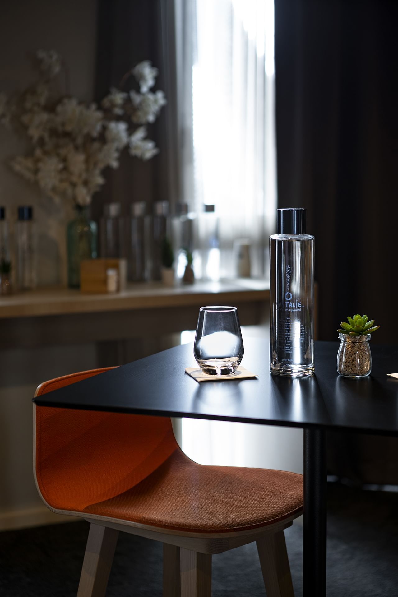 Gros plan sur une table dressée avec de la verrerie à l'Oceania Saint-Malo