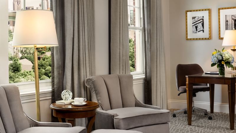 The living area of Deluxe King/Double at Warwick Melrose Dallas