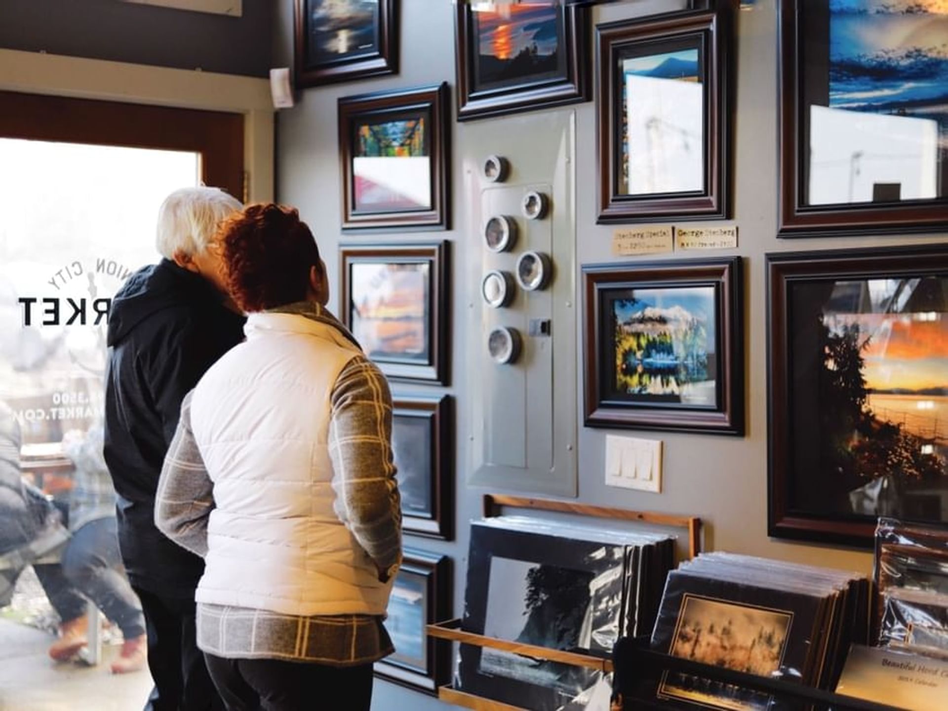 People observing the Art in Union City Market near Alderbrook Resort & Spa