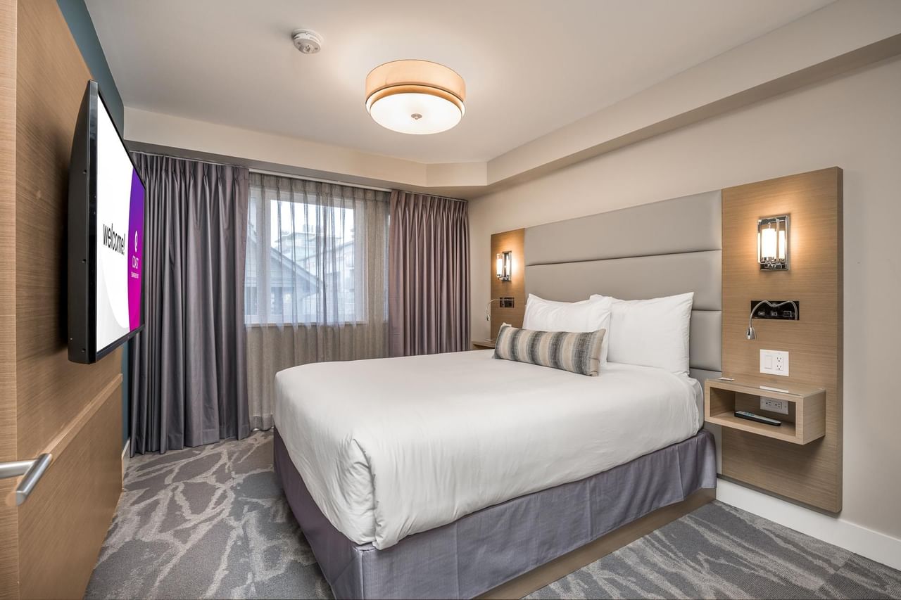 Bedroom with a queen bed