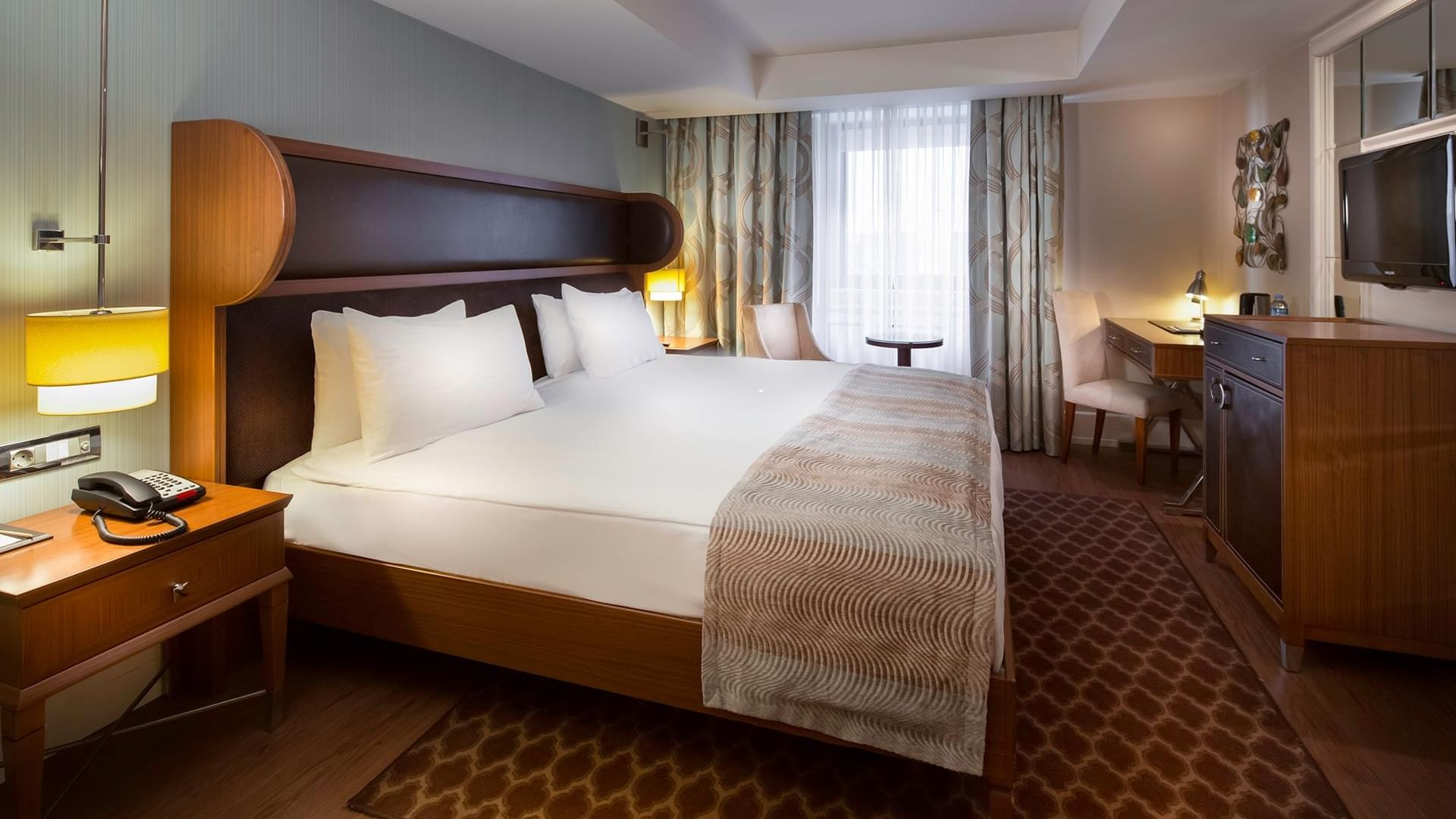 Titanic Comfort Şişli’deki Superior Oda, büyük yatak ve çalışma masasıyla donatılmıştır.