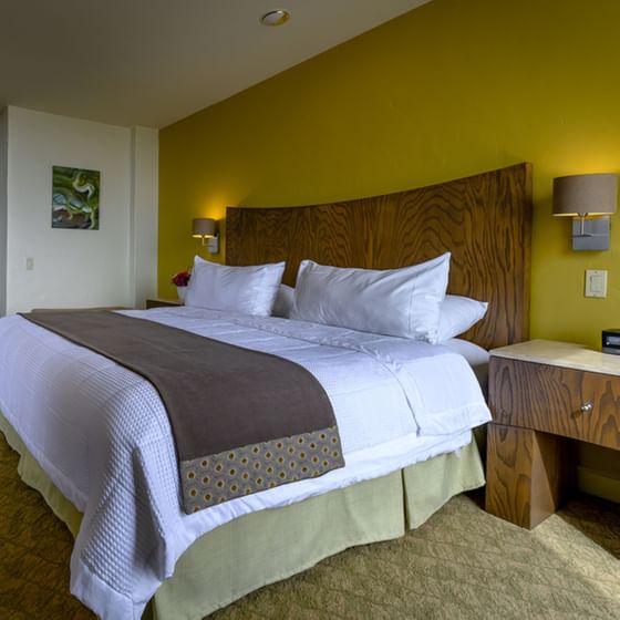 King bed with a headboard in a Room at Hotel Coral y Marina