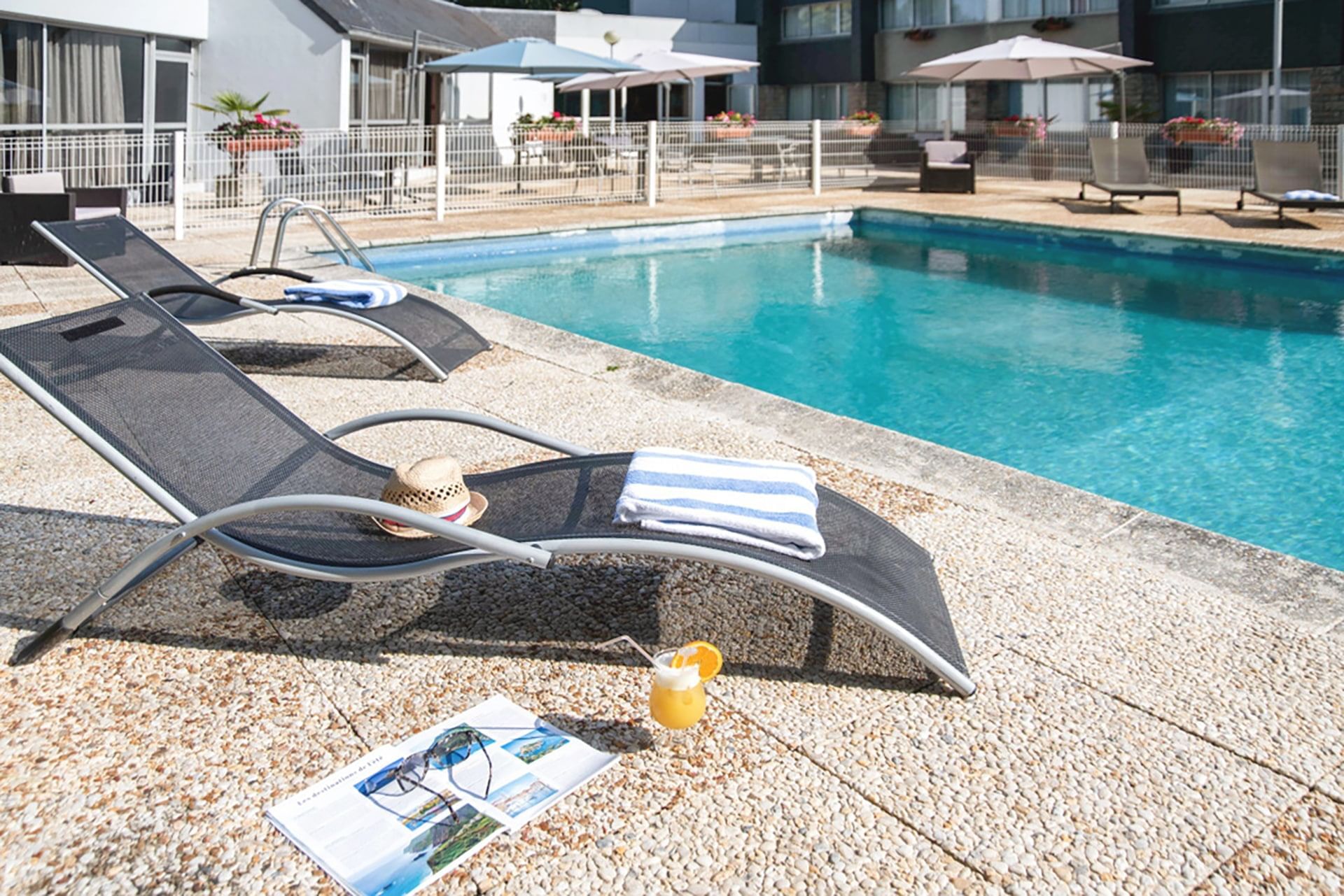 Chaises longues près de la piscine extérieure à Oceania Quimper