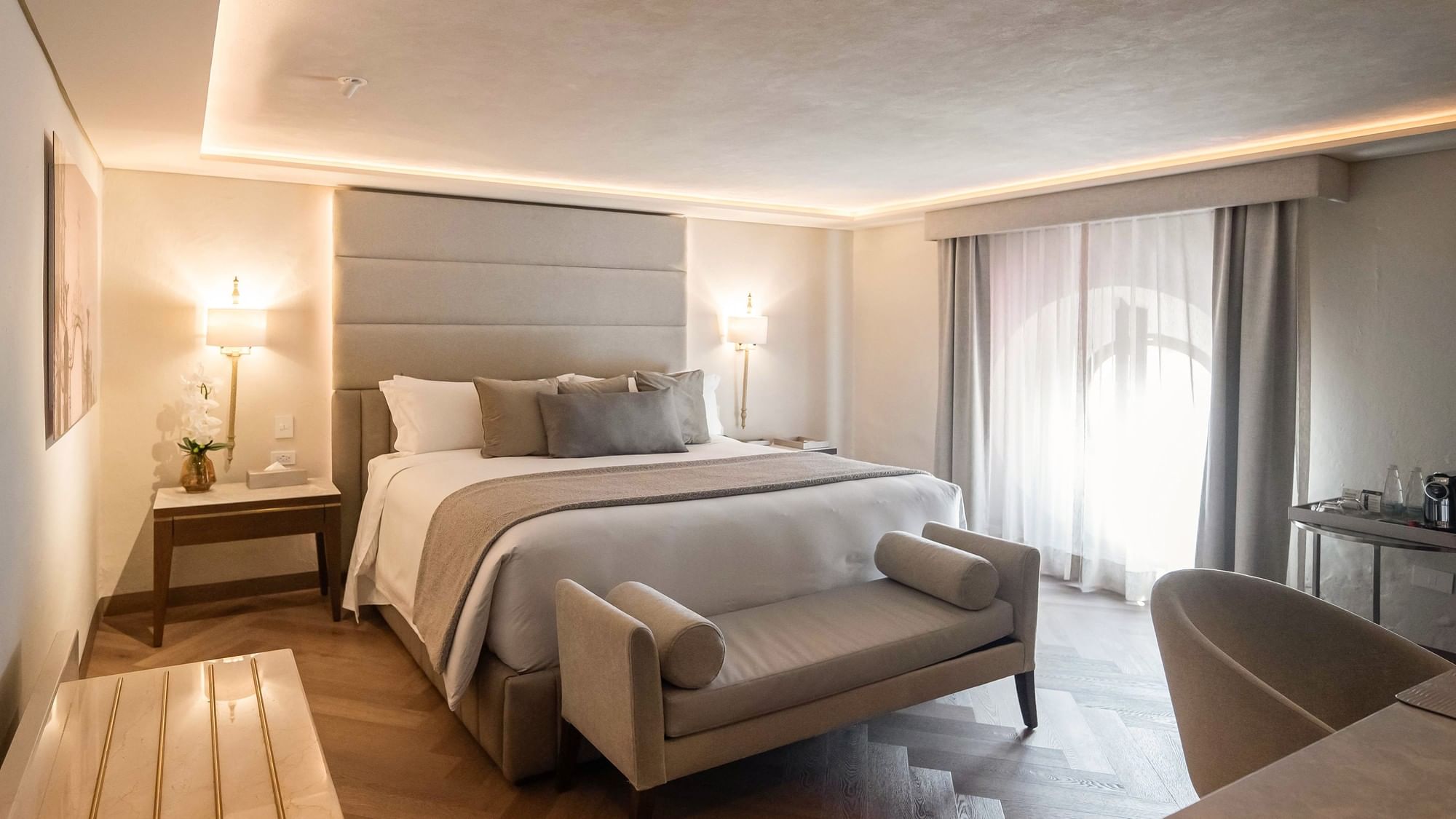 Habitación de lujo King con cama grande, sofá y ventanas en Quinta Real Puebla, Heroica Puebla de Zaragoza