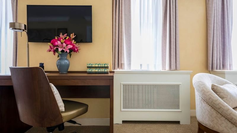 Work desk & a chair in Executive King Room at Warwick Allerton - Chicago