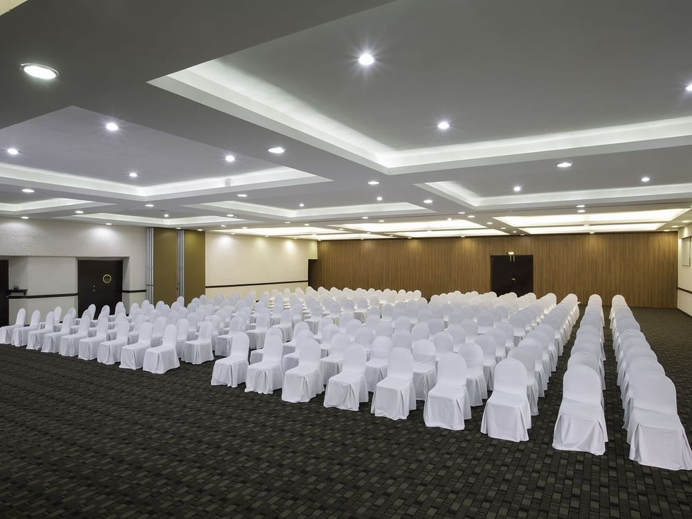Theatre arrangement in Gran Salon Hall with carpeted floors at Gamma Pachuca