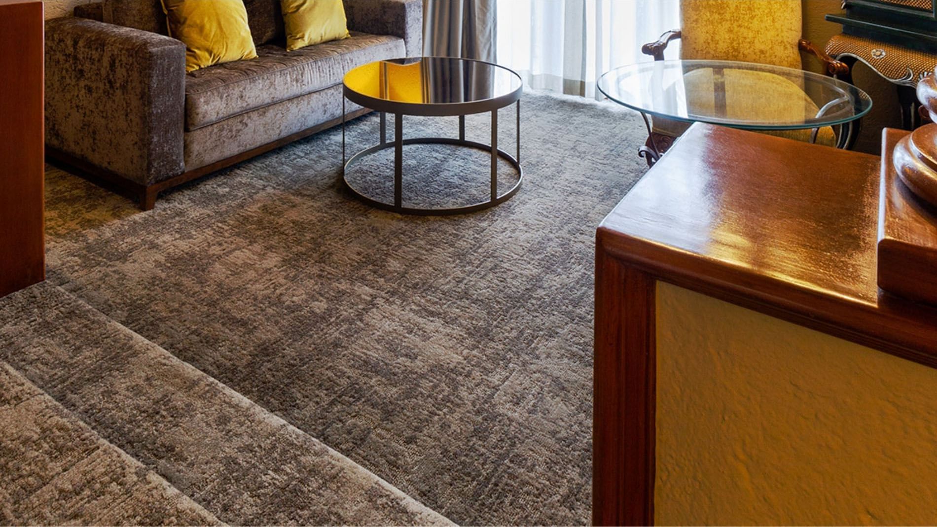 King Grand Class, Modern grey carpet, and circular coffee tables in a sunlit sitting area at Quinta Real Guadalajara