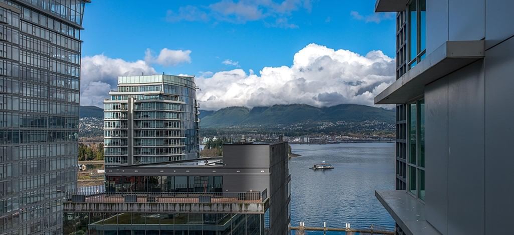 Premium King Outside View at Coast Coal Harbour Vancouver Hotel by APA