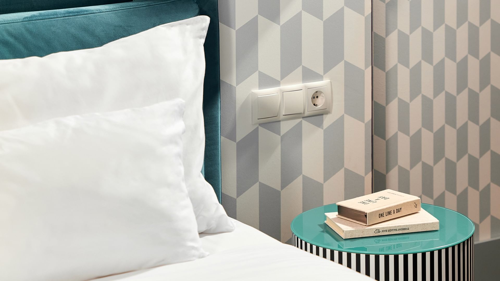 Dvojlůžkový pokoj s výhledem na geometrický vzor na stěně v hotelu Falkensteiner Hotel Prague.