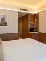 Superior Kamer met kingsize bed, houten lambrisering en flatscreen-tv bij Warwick Brussels Grand-Place