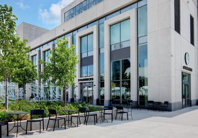 Café Starbucks avec terrasse et arbres à l'hôtel X Toronto