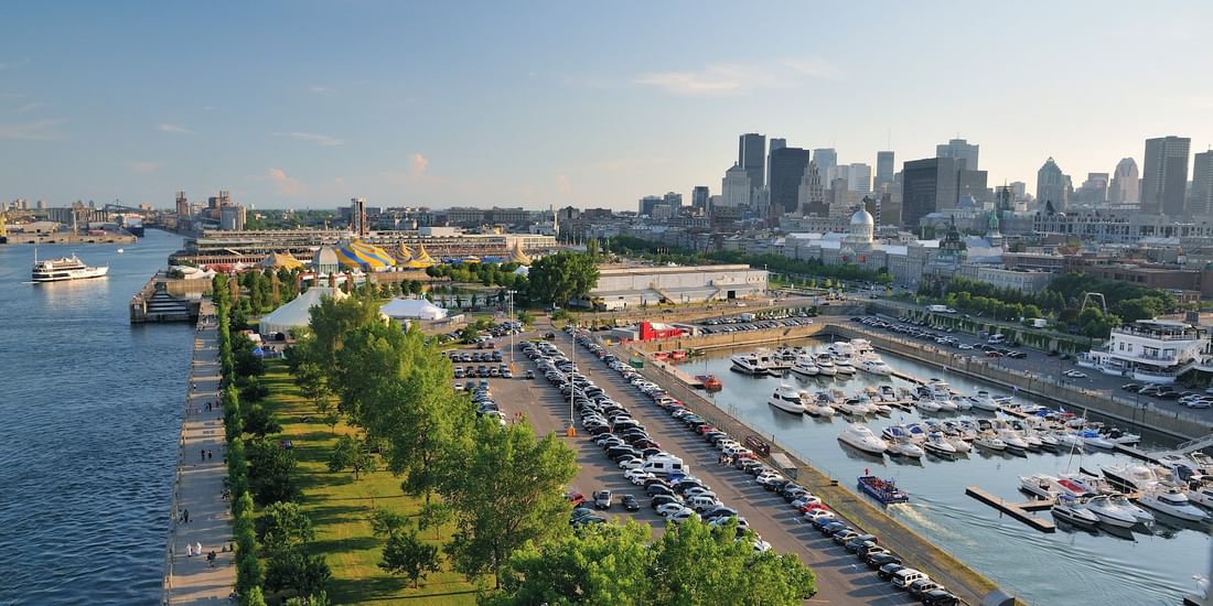 Vue aérienne de la marina et des quais du port de Montréal avec des bateaux et des arbres à Warwick Le Crystal