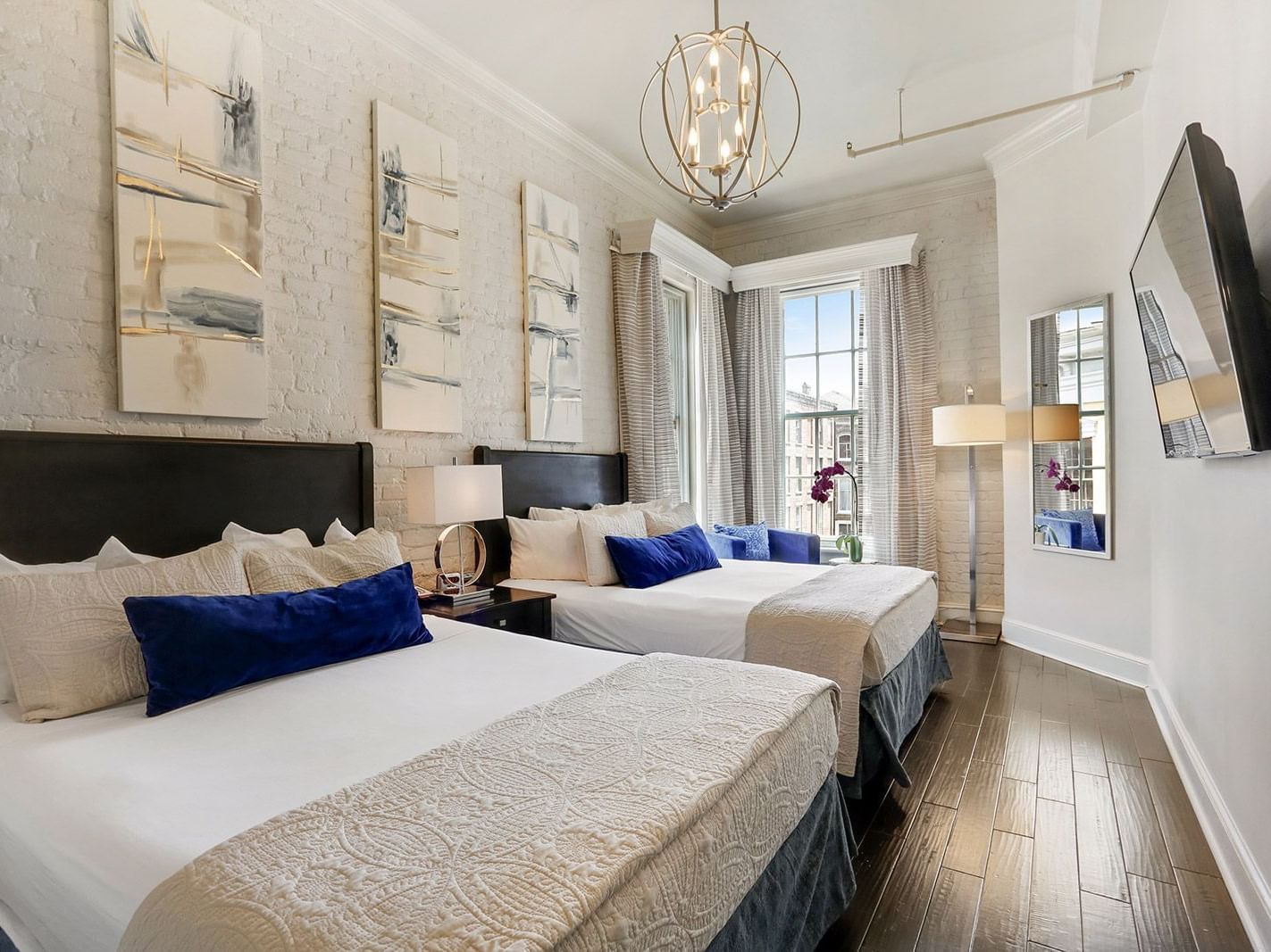 Standard Two Queen Beds Room with two beds at La Galerie Hotel