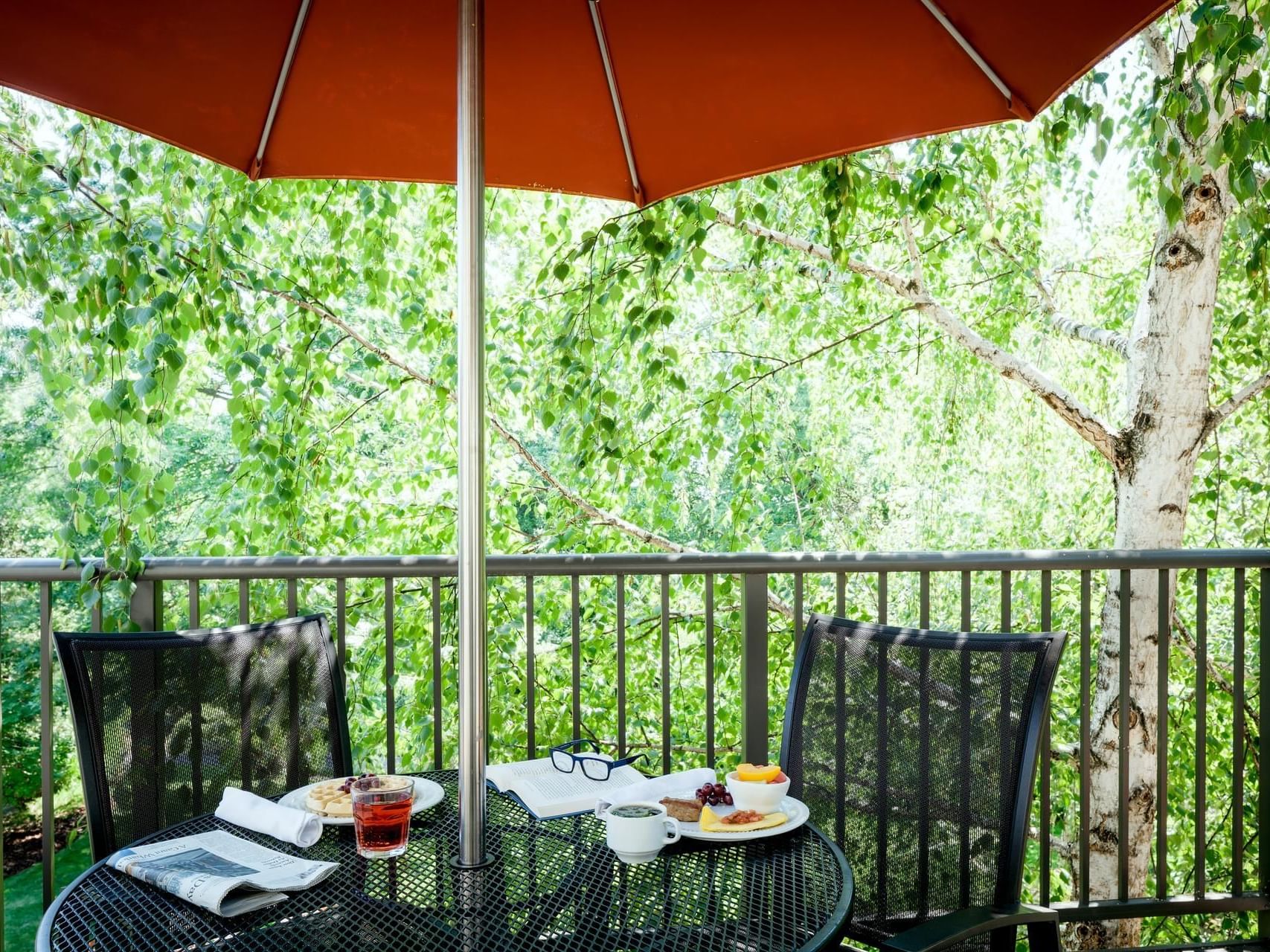 Outdoor dining table with hut in Plaza Inn & Suites at Ashland Creek​