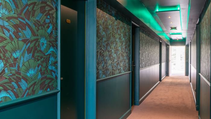 A corridor with colorful walls at Parc Hotel