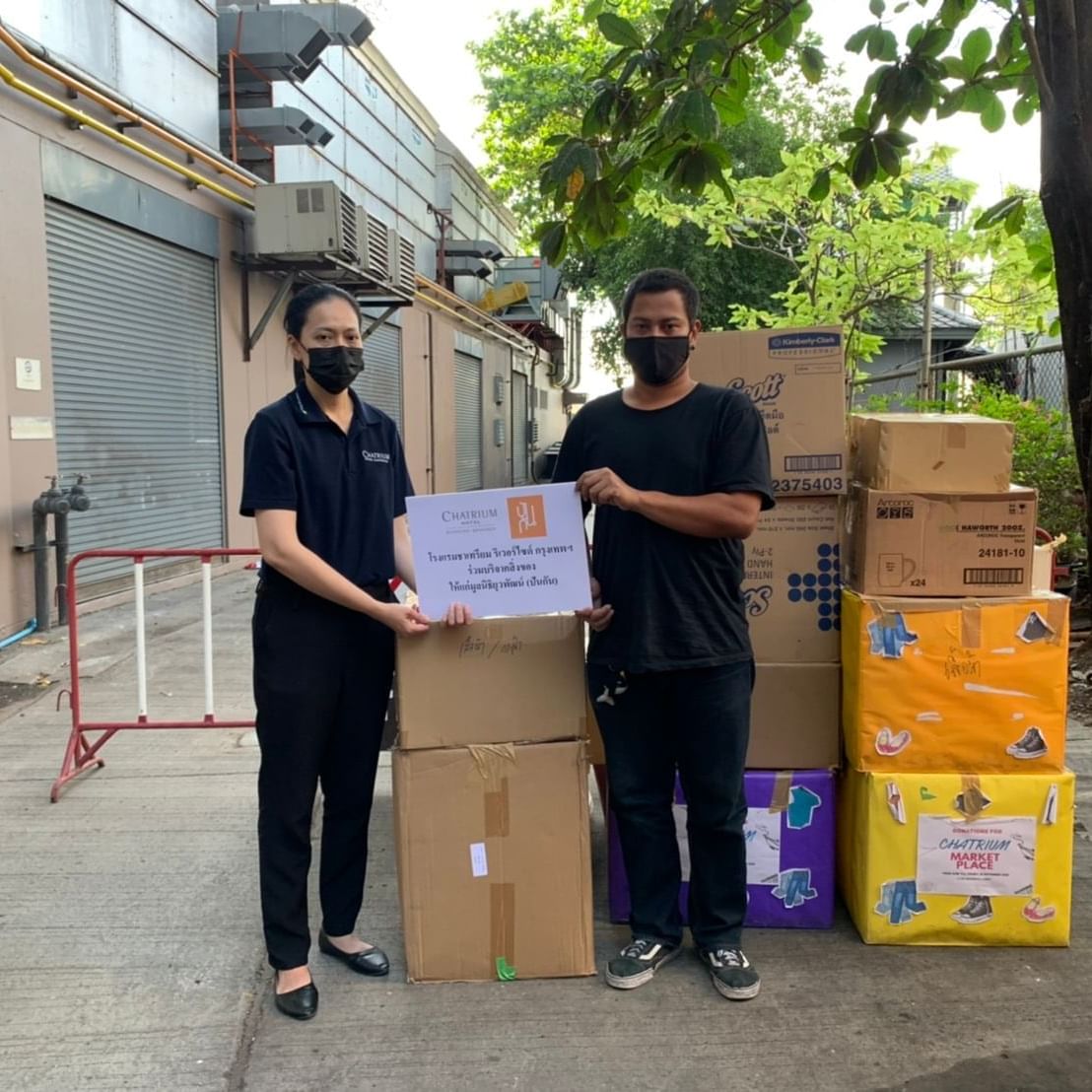 Chatrium Hotel donates items for the Yuvabadhana foundation