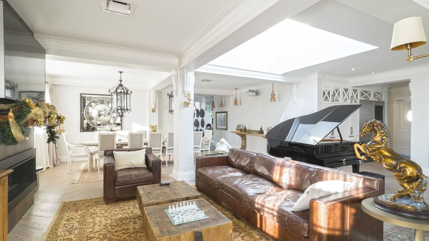 Hotel vieux port Québec - Salon élégant avec piano à queue et décoration pour événements et mariages