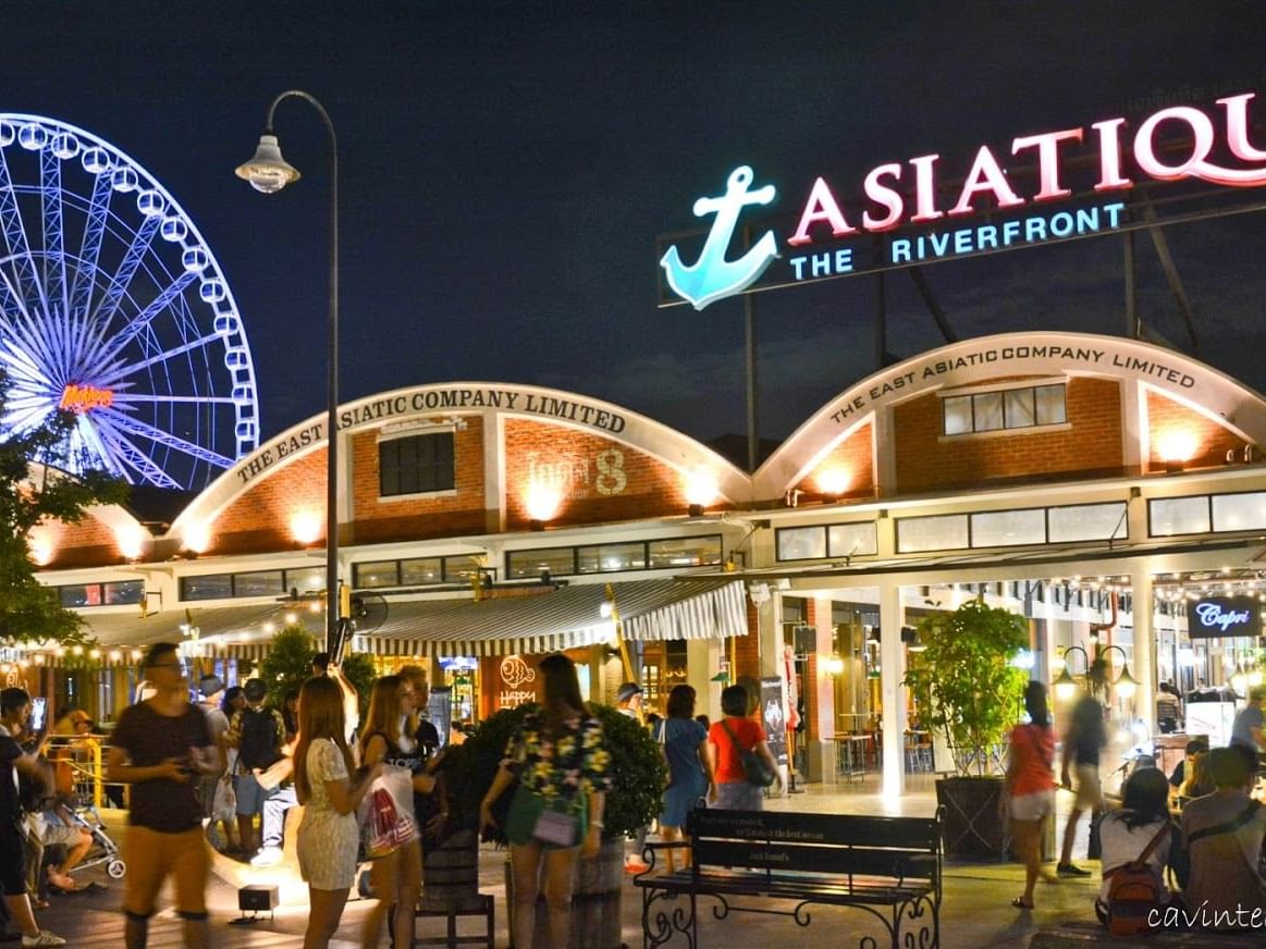 Crowded Asiatique Night Market near Eastin Hotels