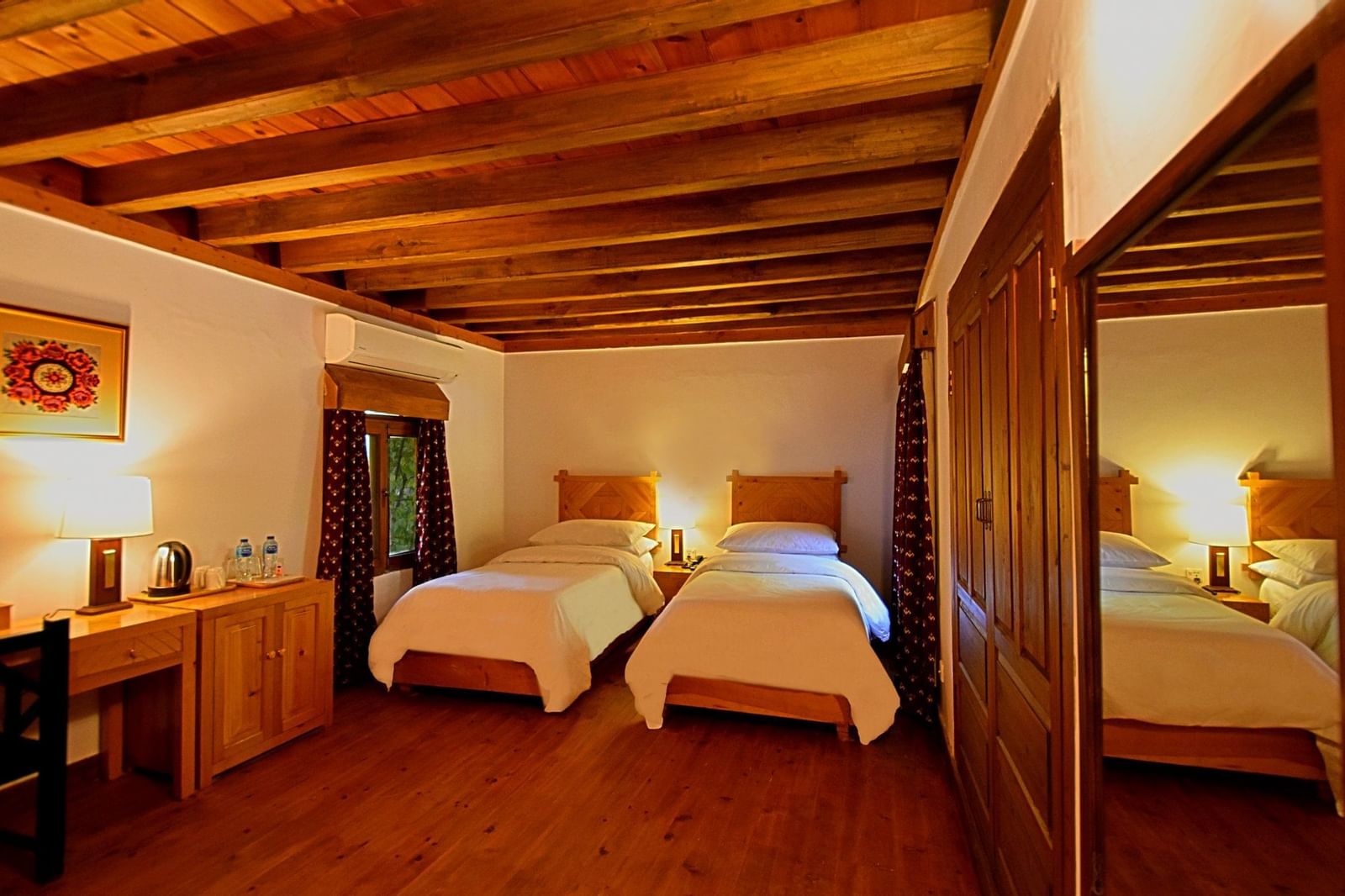 Twin beds and furniture in a room at Serena Altit Fort