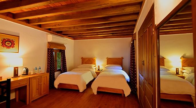 Twin beds and furniture in a room at Serena Altit Fort