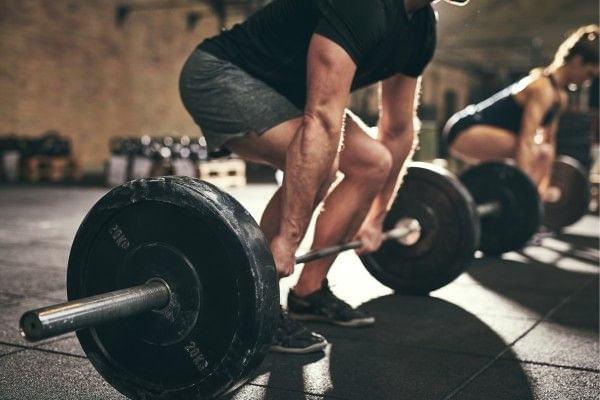 Man perfoming the romanian deadlift.