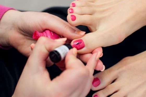 Mujer recibiendo una pedicura holística Orquidea en Orquidea Spa & Wellness en Los Altos Resort