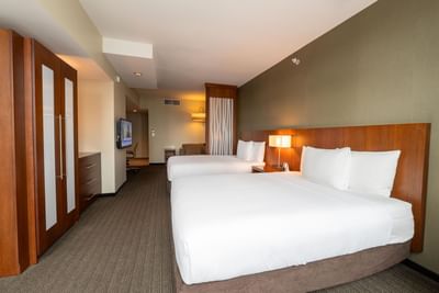 Deluxe Double with two double beds, lamps and a work desk at MARlNN Place Financial District