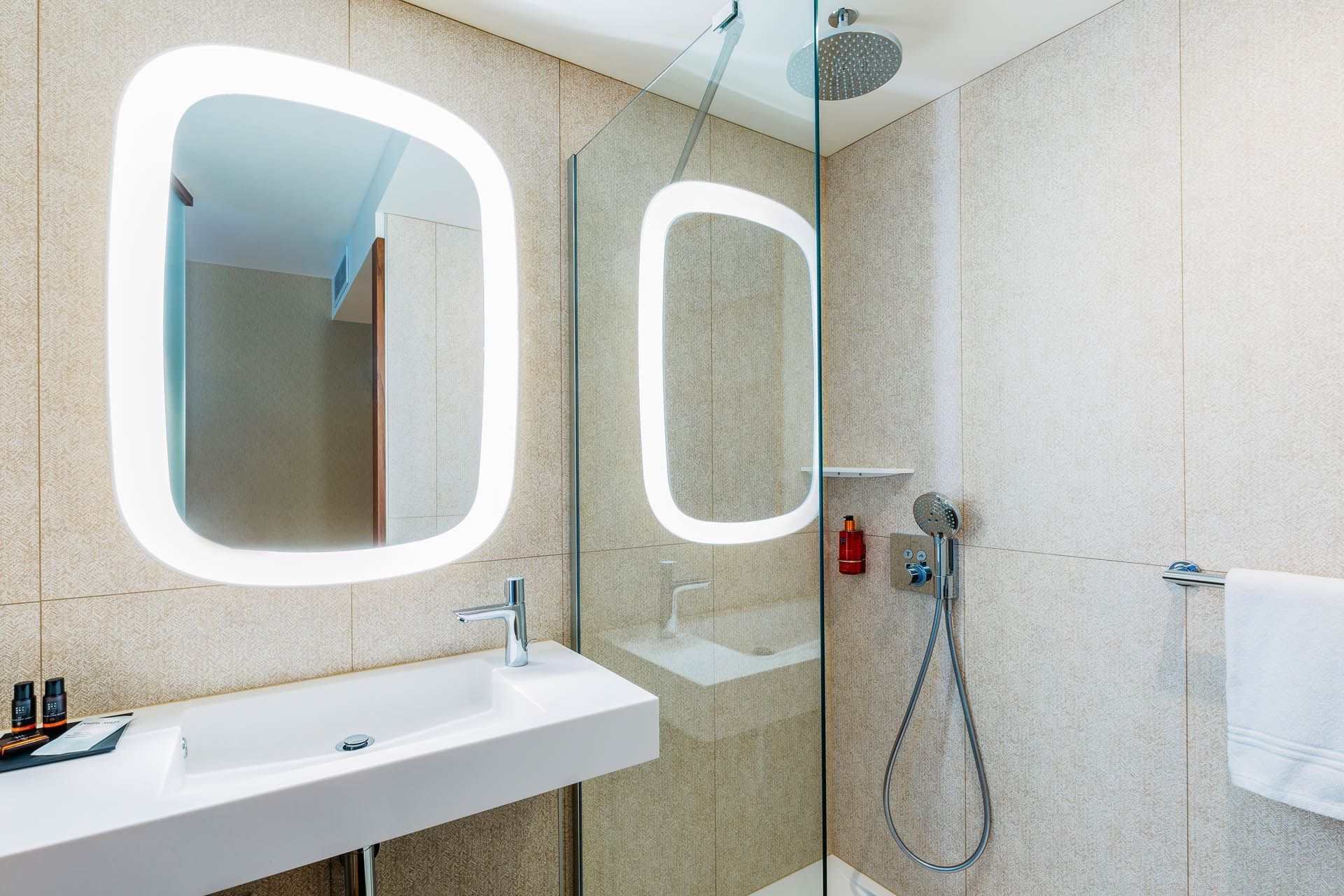 Lavabo avec coin douche à l'Oceania Paris Porte de Versailles