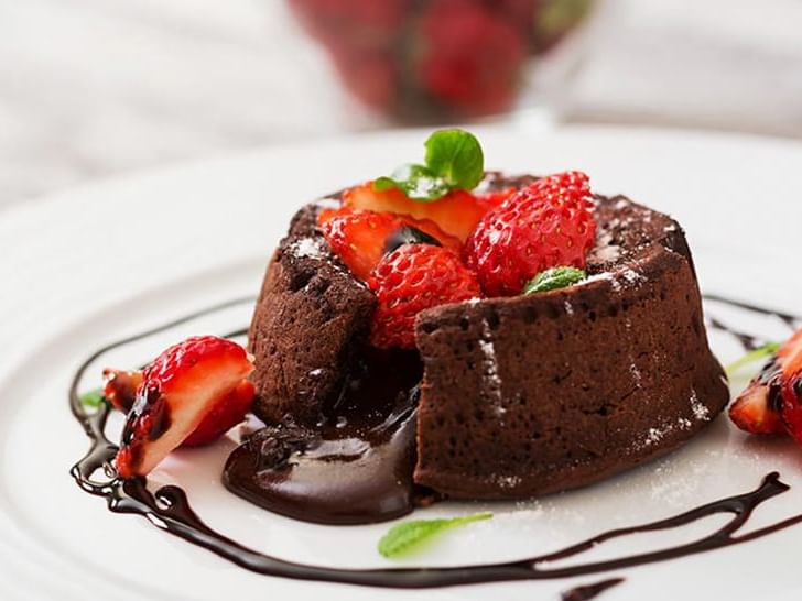 Dulce de chocolate elaborado en la panaderia cinco estrellas en Delfines Hotel