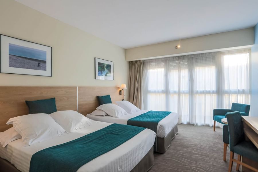 Deux lits queen size dans la chambre familiale du Splendid Hotel & Spa Nice