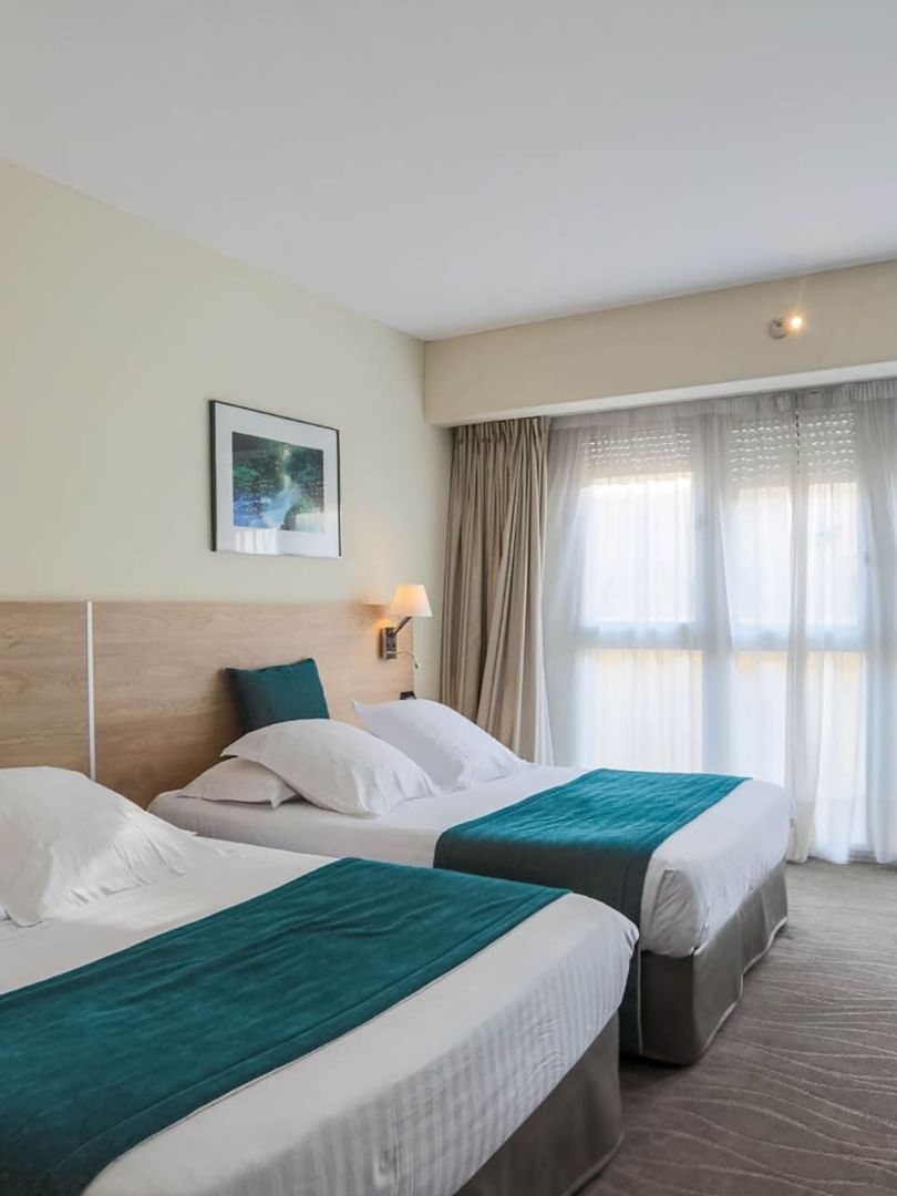 Deux lits queen size dans la chambre familiale du Splendid Hotel & Spa Nice