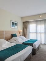 Deux lits queen size dans la chambre familiale du Splendid Hotel & Spa Nice