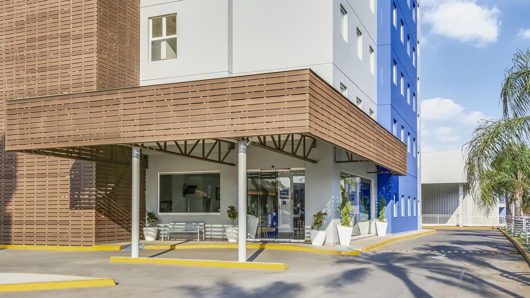 Entrance exterior of One Guadalajara Periférico Norte