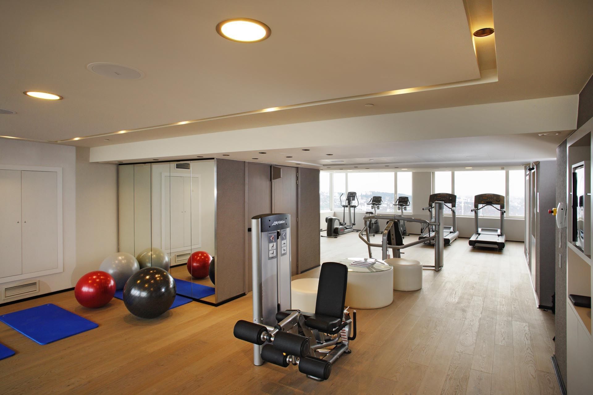 Salle de gym avec une vue sur la ville
