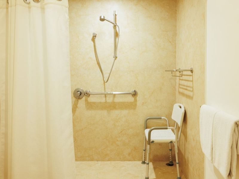 Baño en habitación accesible en One Hotels