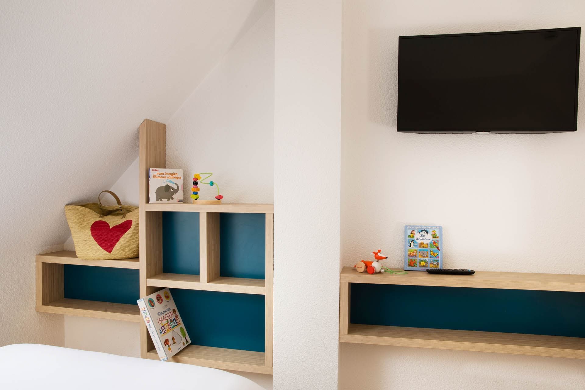 Armoire en bois dans une chambre duplex à l'Escale Oceania Saint-Malo