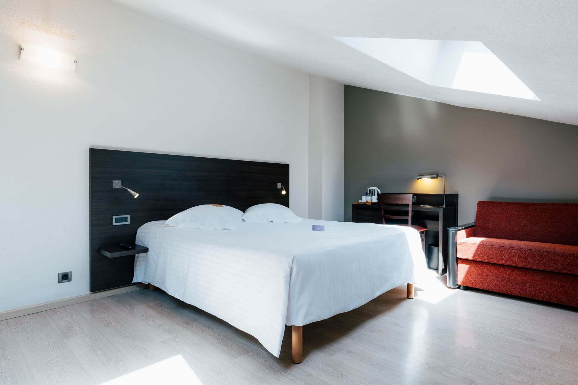 Lit king et bureau dans la Suite Junior à Escale Oceania Marseille